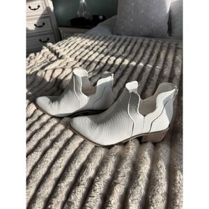 Women's Ankle Bootie V Cut Low Stacked Heel Closed Toe White  - Size 9